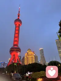 昨日像那东流水 ，离我远去不可留，今日乱我心 多烦忧
抽刀断水水更流 ，举杯消愁愁更愁，明朝清风四飘流

由来只有新人笑 ，有谁听到旧人哭，爱情两个字 好辛苦
是要问一个明白 ，还是要装作糊涂，知多知少难知足

成年人的爱情、婚姻里，到底要怎么经营，如歌所唱
1. “知多知少”的灰度空间（拿捏明白与糊涂）
不争对错，只求共赢，是婚姻的呼吸感。

2. “共担风雨”的利益捆绑（把辛苦转化为战友情）
成年人的婚姻本质是合伙开公司，最需要“契约精神”和“扛事能力”。遇到困难时，彼此是背靠背的战友，比单纯送花更稳固的是共同还贷的流水和深夜病危通知单上的共同签名。

3. “旧人哭”的情绪承接力（废墟上的修复力）
歌词叹“谁听到旧人哭”，说明能在对方崩溃时接住情绪，在冷战时先递出台阶。允许对方展露脆弱，且愿意主动低头，这种“废墟上的修复力”比从不吵架的假性亲密更珍贵。

4. “花花世界”的边界定力（主动的“排他性”）
外面诱惑多，最需要的是主动设限的自律。不是“没机会”，而是“不愿为”。主动报备行踪、与异性保持社交距离，这不仅是忠诚，更是给伴侣提供确定的安全感，是成年人最顶级的教养。

说到底，成年人的婚姻是“清醒地经营，糊涂地包容，坚定地选择”。它不再是找恋人，而是选余生合伙人。你是因为哪句歌词联想到婚姻现实了吗？如果你正面临具体困惑，可以跟我聊聊。😊配图