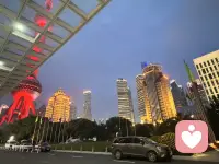 昨日像那东流水 ，离我远去不可留，今日乱我心 多烦忧
抽刀断水水更流 ，举杯消愁愁更愁，明朝清风四飘流

由来只有新人笑 ，有谁听到旧人哭，爱情两个字 好辛苦
是要问一个明白 ，还是要装作糊涂，知多知少难知足

成年人的爱情、婚姻里，到底要怎么经营，如歌所唱
1. “知多知少”的灰度空间（拿捏明白与糊涂）
不争对错，只求共赢，是婚姻的呼吸感。

2. “共担风雨”的利益捆绑（把辛苦转化为战友情）
成年人的婚姻本质是合伙开公司，最需要“契约精神”和“扛事能力”。遇到困难时，彼此是背靠背的战友，比单纯送花更稳固的是共同还贷的流水和深夜病危通知单上的共同签名。

3. “旧人哭”的情绪承接力（废墟上的修复力）
歌词叹“谁听到旧人哭”，说明能在对方崩溃时接住情绪，在冷战时先递出台阶。允许对方展露脆弱，且愿意主动低头，这种“废墟上的修复力”比从不吵架的假性亲密更珍贵。

4. “花花世界”的边界定力（主动的“排他性”）
外面诱惑多，最需要的是主动设限的自律。不是“没机会”，而是“不愿为”。主动报备行踪、与异性保持社交距离，这不仅是忠诚，更是给伴侣提供确定的安全感，是成年人最顶级的教养。

说到底，成年人的婚姻是“清醒地经营，糊涂地包容，坚定地选择”。它不再是找恋人，而是选余生合伙人。你是因为哪句歌词联想到婚姻现实了吗？如果你正面临具体困惑，可以跟我聊聊。😊配图