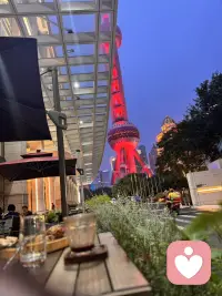 昨日像那东流水 ，离我远去不可留，今日乱我心 多烦忧
抽刀断水水更流 ，举杯消愁愁更愁，明朝清风四飘流

由来只有新人笑 ，有谁听到旧人哭，爱情两个字 好辛苦
是要问一个明白 ，还是要装作糊涂，知多知少难知足

成年人的爱情、婚姻里，到底要怎么经营，如歌所唱
1. “知多知少”的灰度空间（拿捏明白与糊涂）
不争对错，只求共赢，是婚姻的呼吸感。

2. “共担风雨”的利益捆绑（把辛苦转化为战友情）
成年人的婚姻本质是合伙开公司，最需要“契约精神”和“扛事能力”。遇到困难时，彼此是背靠背的战友，比单纯送花更稳固的是共同还贷的流水和深夜病危通知单上的共同签名。

3. “旧人哭”的情绪承接力（废墟上的修复力）
歌词叹“谁听到旧人哭”，说明能在对方崩溃时接住情绪，在冷战时先递出台阶。允许对方展露脆弱，且愿意主动低头，这种“废墟上的修复力”比从不吵架的假性亲密更珍贵。

4. “花花世界”的边界定力（主动的“排他性”）
外面诱惑多，最需要的是主动设限的自律。不是“没机会”，而是“不愿为”。主动报备行踪、与异性保持社交距离，这不仅是忠诚，更是给伴侣提供确定的安全感，是成年人最顶级的教养。

说到底，成年人的婚姻是“清醒地经营，糊涂地包容，坚定地选择”。它不再是找恋人，而是选余生合伙人。你是因为哪句歌词联想到婚姻现实了吗？如果你正面临具体困惑，可以跟我聊聊。😊配图