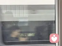 旅途日记—-说说旅行疗愈自己的点事儿。
爱上旅行，是因为它给了我们一种“随时可以重新开始”的勇气。哪怕只是精神上的出走，也能让灵魂透透气。
如果明天就能出发，你心里第一个想飞去的地方是哪儿？或许那份期待本身，就是爱意的起点。✈️

爱上旅行，和喜欢旅行是两码事。喜欢是“图个新鲜”，而爱上，往往是在旅途中意外地修复了内心某个角落。与其说是爱上“远方”，不如说是爱上了在远方时那个彻底舒展开来的自己。

具体来说，这爱意往往诞生于这几个瞬间：

1. 爱上那种“人生被拉长”的错觉
日常的生活是按了快进键的，周一和周三没什么区别。但在旅途中，因为充满了新记忆，一天变得像三天那么长。你会在某个傍晚突然恍惚：“我真的是昨天早上才到这里的吗？”这种时间的饱满感，让你觉得生命被偷偷延长了。爱上旅行，其实是贪恋这种“赚到了时间”的富足。

2. 爱上“被世界温柔接住”的感动
在陌生的街头，语言不通却有人耐心给你指路；在偏远的车站，陌生人看你疲惫，默默挪出半个座位。这些毫无预设的善意，像一床柔软的棉被，接住了你所有的防备。你会爱上这种人与人之间最本真的连接，它让你相信，世界虽然很大，但并没有那么可怕。

3. 爱上“无用”的浪漫
不用赶PPT，不用回消息，你可以花整个下午看一只猫在墙头打盹，或者因为一片好看的云而临时改变路线。这种彻底挣脱功利逻辑的自由，是旅行给予的最高奖赏。你爱上的是那个不再计算“性价比”的自己，原来生活可以这么“浪费”得心安理得。

4. 爱上“失控”带来的惊喜
完美攻略往往让人失望，而走错路偶遇的小馆子却成为终身难忘的味道。你会慢慢爱上这种把“意外”当成礼物的能力。曾经让你焦虑的不确定性，在旅途中变成了有趣的冒险——你爱上的是那个学会和命运即兴共舞的自己。

5. 最重要的，爱上“回家的路”
走得越远，越清楚什么对自己真正重要。当你拖着行李箱站在自家楼下，看着那扇熟悉的窗户，心里不再有厌倦，而是带着“我见过世界，但我选择回来”的笃定。旅行最大的后劲，是让你重新爱上了平凡生活里那些被忽略的光。

说到底，爱上旅行，是因为它给了我们一种“随时可以重新开始”的勇气。哪怕只是精神上的出走，也能让灵魂透透气。

如果明天就能出发，你心里第一个想飞去的地方是哪儿？或许那份期待本身，就是爱意的起点。✈️
