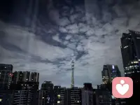 凌晨醒来， 推开窗看着酣睡中的楼宇、街道， 怎的想到了后创伤成长。
当你凝视过深渊，你就变成深渊之上的桥的桥墩。