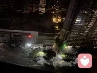 凌晨醒来， 推开窗看着酣睡中的楼宇、街道， 怎的想到了后创伤成长。
当你凝视过深渊，你就变成深渊之上的桥的桥墩。