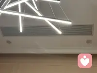 你最近经历的最尴尬的事是什么？
看看我的。6月份出门旅行一个月，开开心心、带着行囊一身疲惫的回家。6月的高温让我很是焦躁，就想马上进屋躺平。可开门的瞬间，满室冰爽扑面而来。 我的身心瞬间进入冰点，拔凉拔凉。 进屋巡视一番，肉嘎嘎疼，想到这一个月的电费，心又崩入冰山。大脑像断片了一样，使劲回想我出门时是否检查了空调。 死脑袋给的是我关了空调画面，但为何一直工作，是我无解的迷。

伤心不过10秒，洗去满身的疲惫，在沙发上窝倒，窗外星星点点的灯火闪起，因着错误的操作，我却享受到了零衔接空调房。 感谢自己的操作，爽歪歪！
转念就是转运，换个念头，因祸得福，所有的发生都为自己所用，就不会被自责裹挟。