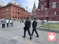 幸福不是外界给出的“标准答案”，而是内心对当下的一种主动感知和确认，不向外索取，而是向内安顿。