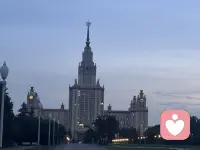 衣服湿了可以干，感冒了可以吃药。最可怕的，是明明在淋雨，还骗自己有人在撑伞。死过一次才明白，只是学会了不再期待别人递过来的伞。

因为别人的伞，要么会收走，要么会破。
只有自己变成屋檐，才能遮风挡雨。
不需要依附，不需要等待，不需要祈求谁的垂怜。
不做找伞的人。要做就做屋檐。