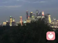 衣服湿了可以干，感冒了可以吃药。最可怕的，是明明在淋雨，还骗自己有人在撑伞。死过一次才明白，只是学会了不再期待别人递过来的伞。

因为别人的伞，要么会收走，要么会破。
只有自己变成屋檐，才能遮风挡雨。
不需要依附，不需要等待，不需要祈求谁的垂怜。
不做找伞的人。要做就做屋檐。