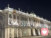 当我们谈论抑郁症时，往往用“心情不好”或“想不开”来概括一种状态。作为心理咨询师，我们需要透过表象，看到抑郁症作为一种临床综合征的复杂性。它不仅仅是情绪的低落，而是一场涉及情绪、认知、生理和行为四个维度的系统性“停摆”。生活中，女人生完孩子坐月子时、失去亲人时、青少年学习过程中的易惹症（暴躁 怒吼 摔东西等）会容易引发抑郁症。 要密切关注这一时期的人的情绪波动。