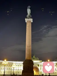 当我们谈论抑郁症时，往往用“心情不好”或“想不开”来概括一种状态。作为心理咨询师，我们需要透过表象，看到抑郁症作为一种临床综合征的复杂性。它不仅仅是情绪的低落，而是一场涉及情绪、认知、生理和行为四个维度的系统性“停摆”。生活中，女人生完孩子坐月子时、失去亲人时、青少年学习过程中的易惹症（暴躁 怒吼 摔东西等）会容易引发抑郁症。 要密切关注这一时期的人的情绪波动。