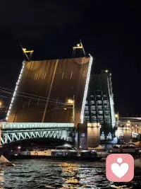 当我们谈论抑郁症时，往往用“心情不好”或“想不开”来概括一种状态。作为心理咨询师，我们需要透过表象，看到抑郁症作为一种临床综合征的复杂性。它不仅仅是情绪的低落，而是一场涉及情绪、认知、生理和行为四个维度的系统性“停摆”。生活中，女人生完孩子坐月子时、失去亲人时、青少年学习过程中的易惹症（暴躁 怒吼 摔东西等）会容易引发抑郁症。 要密切关注这一时期的人的情绪波动。