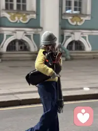 当我们谈论抑郁症时，往往用“心情不好”或“想不开”来概括一种状态。作为心理咨询师，我们需要透过表象，看到抑郁症作为一种临床综合征的复杂性。它不仅仅是情绪的低落，而是一场涉及情绪、认知、生理和行为四个维度的系统性“停摆”。生活中，女人生完孩子坐月子时、失去亲人时、青少年学习过程中的易惹症（暴躁 怒吼 摔东西等）会容易引发抑郁症。 要密切关注这一时期的人的情绪波动。