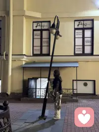当我们谈论抑郁症时，往往用“心情不好”或“想不开”来概括一种状态。作为心理咨询师，我们需要透过表象，看到抑郁症作为一种临床综合征的复杂性。它不仅仅是情绪的低落，而是一场涉及情绪、认知、生理和行为四个维度的系统性“停摆”。生活中，女人生完孩子坐月子时、失去亲人时、青少年学习过程中的易惹症（暴躁 怒吼 摔东西等）会容易引发抑郁症。 要密切关注这一时期的人的情绪波动。