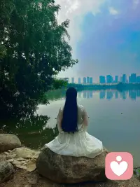 今晨湖边的风是软软的，柔柔的💨 这善上的水，多么温柔啊，温柔不是软弱，是让爱如静水般慈悲，当风起时我随风荡漾，容纳清浊也沉淀清凉，当雨落时我拥抱每一滴清凉，低处不是卑微，利万物让世界更美💕配图