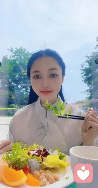 今晨湖边的风是软软的，柔柔的💨 这善上的水，多么温柔啊，温柔不是软弱，是让爱如静水般慈悲，当风起时我随风荡漾，容纳清浊也沉淀清凉，当雨落时我拥抱每一滴清凉，低处不是卑微，利万物让世界更美💕配图