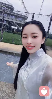 今晨湖边的风是软软的，柔柔的💨 这善上的水，多么温柔啊，温柔不是软弱，是让爱如静水般慈悲，当风起时我随风荡漾，容纳清浊也沉淀清凉，当雨落时我拥抱每一滴清凉，低处不是卑微，利万物让世界更美💕配图