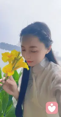 今晨湖边的风是软软的，柔柔的💨 这善上的水，多么温柔啊，温柔不是软弱，是让爱如静水般慈悲，当风起时我随风荡漾，容纳清浊也沉淀清凉，当雨落时我拥抱每一滴清凉，低处不是卑微，利万物让世界更美💕配图