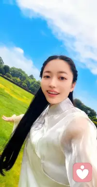 今晨湖边的风是软软的，柔柔的💨 这善上的水，多么温柔啊，温柔不是软弱，是让爱如静水般慈悲，当风起时我随风荡漾，容纳清浊也沉淀清凉，当雨落时我拥抱每一滴清凉，低处不是卑微，利万物让世界更美💕配图