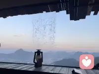“情绪”最原始的划分只有7个：
快乐、信任、恐惧、惊讶、悲伤、厌恶、愤怒、期待
它源于我们生活，也组成了我们的生活。
当我们不带批判性去看待这些“情绪”，会发现缺一不可。
失去“恐惧”会失去敬畏之心，换个词表达就是“莽”“作死”
失去“快乐”或“悲伤”会平静会失去起起伏伏，换个词表达就是“麻木”“行尸走肉”
每一种“情绪”都没有好坏之分，它也只代表了当下的情绪而已。为什么现实中提到“情绪”会出现一个定义？想一想是谁赋予“情绪”定义的呢？这个定义是否正确呢？正确率多少？赋予定义的人是在何种“情绪”下做的定义？赋予定义的人是否……配图