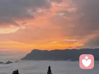 人的一生都在负重前行，少时是学业，中年是事业、家庭、父母，晚年是子女、健康和孤独。
既然注定肩上要扛担子，那就没必要纠结怎么抛开这生活的重担。
与其为了不可能的事情浪费心神，不如抬头看看云朵，弯腰闻闻花香，驻足听听虫鸣鸟叫……配图