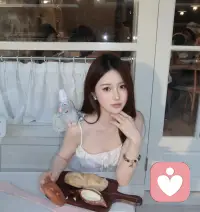 当你把每一次异性社交受挫归因于一个自身无法改变的身份标签（比如身材、财务情况），心理学上这叫过度归因（Over-attribution）——它会让你陷入习得性无助。事实是，大多数拒绝的原因跟你本人无关，对方甚至没有你想象中那样在审视你。

把受挫全归因于对方“看不起人、挑剔”——心理学上叫外归因偏差（Self-Serving Bias in Attribution）。它的功能是保护自尊，但代价是让你失去对关系的掌控感。因为如果问题全在别人身上，你就什么都做不了。

内归因让你抑郁，外归因让你愤怒。第三条路是：放下审判，转向好奇；不问“谁错了”，只问“下一步可以有什么不同”。配图