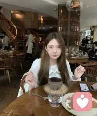 家庭里最没有话语权的那个人，往往承担了全家的情绪压力。你敏感、容易内疚、总觉得自己不够好——不是因为你差，是因为你替所有人承接了焦虑。那从来就不是你的责任。配图