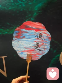 有时候，我们活得很累，并非生
活过于刻薄，而是我们太容易被
外界的氛围所感染，被他人的情
绪所左右配图