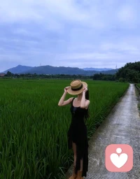 我们很少说“我爱你” 很少说“我害怕”很少说“我需要你”，我们都把爱放在行动里，却忘了说真心话给对方听。习惯性的付出和习惯性的接受，最后却没了感觉，变成应该和必须。配图