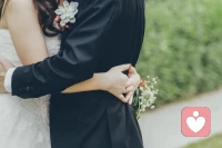 很多缺爱的人之所以很难好好说话，是因为这是他们从小习得的防御模式。
心理学上有个概念叫“述情障碍”。指的是一个人在情感识别上存在困难，无法准确表达情绪。在亲密关系中对伴侣的伤害很大。
别把“被爱”“被拯救”的幻想寄托在伴侣身上。
别再用打压、冷漠的方式去获得关系中的掌控感。
过往的匮乏，不是你如今伤害对方的理由。
想要获得爱，就先学着疗愈自己。
因为爱满自溢。