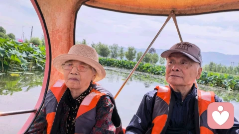 泛舟碧波间的心理疗愈:高龄老人湿地体验的深层机制分析