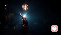 真正的年轻不是没有皱纹，而是眼里有光，这样的光也许能帮助谁走出来，不同的年龄都有不同的美。我们释怀，不和自己较劲，不和身体较劲，松弛又健康，享受慢慢变老，反而轻松自在！配图