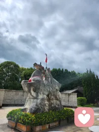 这个世界上最不缺的就是随处可见的帅哥，美女，随处可见的有钱人和随处泛滥的爱情，却唯独缺少了爱情里本不该缺失的那份责任感、安全感，还有真诚，一个人有多好，一点都不重要，一个人对你有多好才重要，在这个放荡不羁又充满诱惑的世界里，如果有一个人能对你坦诚，给你安全感、负责任，那他一定比这个世界更迷人。配图
