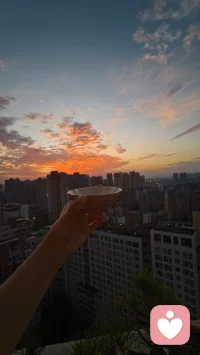 高楼之上，盏中清茶，眼底漫天朝霞
清晨的浪漫，不必远行也能遇见配图