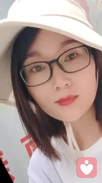 别再给自己加戏了，你没有那么多观众✨
 
我们好像天生就擅长在心里给自己加戏。
 
别人随口的一句话，我们会翻来覆去琢磨一整天，脑补出无数种弦外之音；擦肩而过时别人没打招呼，我们会开始怀疑是不是自己哪里做得不好，甚至担心对方是不是讨厌自己；发了一条朋友圈，会反复刷新评论区，揣测别人看到后的想法，最后又因为没人点赞而偷偷删掉。
 
这些藏在心里的独角戏，像一场又一场无声的消耗，把我们困在“别人会怎么看我”的焦虑里，越陷越深。
 
可后来慢慢才明白，我们真的没有自己想象中那么重要。
大家都忙着经营自己的生活，忙着应对自己的烦恼，没人会一直盯着你的一举一动，更没人会像你自己一样，把你的每一个小细节、每一句话都放在心上。你纠结了一晚上的事，别人转头就忘了；你反复内耗的评价，其实根本没人在意。
 
那些所谓的“别人的眼光”，大多只是我们自己的执念和想象，是我们亲手给生活加上的枷锁。
 
停止这场无意义的内耗吧。
不用逼自己活成别人期待的样子，不用为了讨好所有人而委屈自己，更不用因为害怕被评价而畏手畏脚。你不需要那么完美，也不需要被所有人喜欢，你本身的样子，就足够珍贵、足够值得被爱。
 
如果这些胡思乱想还是让你觉得疲惫，如果心里的情绪找不到出口，没关系，我在这里。
不用刻意伪装，不用害怕被评判，你可以把所有的不安、委屈和纠结，都慢慢说给我听。
 
你不需要独自撑着，也不用逼自己立刻好起来。在这里，你可以安心做最真实的自己。配图