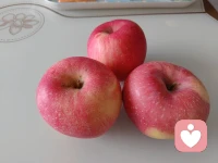 🍎 今天看到这几颗苹果，突然就想聊聊焦虑。
 
它们红得鲜亮，也带着些小斑点，就像我们的生活，从来都没有百分百完美的样子。
 
人为什么会焦虑呢？
大概是总想把所有事都做到最好，怕出错、怕落后、怕达不到期待，可越攥紧，反而越慌。
很多时候的不安，不过是我们对未来想太多，又对当下不够笃定。
 
其实生活本就起落无常，就像这几颗苹果，不完美，却也很甜。
不用逼自己事事圆满，也不用把心事都憋在心里硬扛。
 
如果你心里堵得慌、思绪乱成一团，随时可以来找我聊聊。钰澜姐姐在这里，安安静静听你说，陪你慢慢把心放宽✨配图