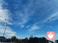 我越来越相信：

人在过得好的时候，就会原谅很多事情。

因为内心有了力量，就懒得跟外界较劲。

山顶的风，永远不与谷底的尘埃作战。

你站在什么样的高度，决定你会为什么样的事情消耗自己。

山顶的风忙着吹过旷野，哪有空去纠缠谷底的纷扰。

精神海拔，决定了你包容的半径。

人一旦强大到能自我满足，别人的冒犯就变成了蚊虫叮咬，会痒但不会疼，甚至连挠都懒得挠。

你靠实力和状态撑起底气，别去计较。

站得够稳，外界就伤不到你。

加油！同路人☀️

沙配图