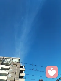 人与人之间的关系，说白了就是两个字：

聚散。

聚的时候，谁都以为会是永远；
散的时候，才发现其实早有预兆。

不是谁做错了什么，也不是谁不够好。
只是时间到了，路不同了，缘就淡了。
你不需要一个确切的答案，
因为大多数的告别，本来就没有标准答案。

看懂了聚散，你就不会再对任何人执念。

放过别人，其实是放过自己。
允许一些人只是路过你的世界，
也允许自己不必把所有人都留在身边。

接受聚散无常，不是变得冷漠，而是对关系的流动多了一份从容。执念的根源是恐惧失去，但真正牢固的安全感，其实来自自己。

聚散随缘，去留随意。
你才是那个陪自己最久的人。

沙配图
