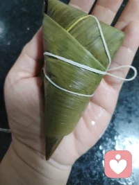 我唱得不够动人 你别皱眉
我愿意和你 约定至死
我只想嬉戏唱游 到下世纪
请你别嫌我 将这煽情奉献给你

早上听到这首歌，想起了曾经的自己，傻气而炽热，简单却满足。

现在却找不到幸福的意义。

有人说，那是健康，自由和婚姻美满。
前两者我垂手可得，后面的正在失去。

那种感觉就像：曾经站在一片繁花盛开的田野里，幸福是看得见、摸得着的——是孩子扑进怀里的体温，是餐桌上热气腾腾的晚餐，是家人围坐时的笑声。那时的我像一团火，温暖了整个家，把自己的幸福，和家人的笑脸紧紧绑在了一起。

如今，孩子们长大了，餐桌空了，那个曾并肩作战的人，也正走向另一个方向。田野还在，但花谢了，站在空旷的土地上，茫然不知所措。这种失落，不是矫情，是多年付出的“后遗症”——把生命的重心放在了外面。

如今我站在自己亲手砌成的空城里，
听见风声穿过胸膛，
才明白：该谢幕了。

现在的我依然爱家人，爱这个世界，
只是不再用“掏空”的方式。
我学会了：先给自己扎根，
再向天空舒展枝叶。

我依旧爱，
只是这一次，爱从我自己出发，
绕了一圈，回来时更加丰盈。

对，就是这样！

沙配图