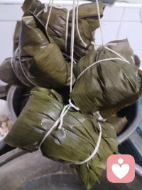 端午安康，邪祟去散。

披荆斩棘，勇往直前。

在今天，把那些不该留在身边的人和事，轻轻放下。这一年，遇过一些消耗你的人，也经过一些让你疲惫的事，让他们都随风飘散吧。

请温柔地告诉自己：从今往后，烂人烂事不配再占据我的心。不再追问为什么，也不再耿耿于怀。有些人，走着走着就散了；有些事，过着过着就淡了。我要做的，只是松开手，继续往前走。

愿往后在每个清晨醒来时，相信今天会比昨天好一点点。永远不要停下脚步，不一定跑得很快，但方向对了，慢一点也没关系。

愿你我都成为那种人——经历过阴霾，依然选择温柔；尝过苦涩，依然相信甘甜。这一程，我们各自努力，高处相见。

端午安康，愿从此清澈明朗，万事胜意。☀️配图