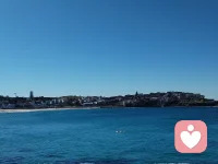 大海确实有某种神奇的治愈力。

当郁闷涌上来时，站在海边，看着那片无边的蓝，会忽然觉得自己的烦恼变得很小很小。潮水一次次涌来又退去，像在替我们吞吐那些说不出的情绪。阳光碎在浪尖上，闪烁得像在安慰人——你看，世界还在闪闪发光呢。

如果你现在去不了海边，不妨闭上眼睛，想象一下：
海浪声、咸湿的风、脚底细沙的触感……
哪怕只是片刻的出神，也是一次小小的深呼吸。

等真的站在海面前时，什么都不用做，只管看着就好。
海不会问你为什么来，它只是在那里，辽阔、沉默、包容一切。

如果现在就能去，就去吧。
如果暂时不能，也请记得：海一直在那里，等你。 🌊配图