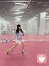 治愈坏情绪，运动永远靠谱。网球是我的解压法宝，在跑动中放空自己。多巴胺拉满，烦恼一扫而空。保持热爱，拥抱好心情^_^配图