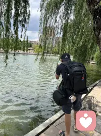 人心深处藏着什么，有时连自己都未必清楚。内心自卑的人，常会用骄傲伪装自己；而满心骄傲的人，旁人都看得明白，唯独当局者浑然不觉。

我们总容易困在内心的阴影里：骄傲之人常在无形中陷入难堪，自己却毫无察觉；自卑之人则深陷自怜，一边渴望被爱，一边又无法坦然付出爱，人前局促不安，独处时还会被负面的思绪裹挟。

有言说：骄傲来，羞耻也来；谦卑的人，必得智慧。
愿我们都能把握好分寸，谦卑却不卑微，自信而不张扬，活得坦荡从容。配图