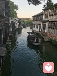 愿静静聆听你的故事，接住你的情绪。
不管是委屈、迷茫还是孤单，都可以慢慢说。
长夜漫漫，我在这里陪着你。