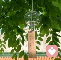 “你是否遇到过这样的情况：本来心情还行，但听完一个人抱怨，突然就觉得特别沉重。”

这在心理学上被称为 “情绪传染”——我们的情绪，尤其是焦虑和沮丧，会像病毒一样在人与人之间“流动”。

如果总是接收外界的负能量，又没有及时“排解”，人会越来越疲惫、对事物失去兴趣，甚至觉得“活着没什么意思”。

你可以这样做：

1. 先识别——当感觉自己莫名低落时，问一句：“这是属于我的情绪，还是我‘接住’了别人的？”
2. 设定边界——你可以倾听，但不必为对方的情绪“买单”。
3. 进行“情绪微扫除”——每天花5分钟，写下“今天最让我消耗的一件事”，然后告诉自己：“我已经把它写在纸上，不必再带进心里。”

我是桑暖，精神科临床经验。情绪可以传递，也可以被觉察和清理。如果需要，我在这里陪你一起梳理。

#情绪传染 #心理边界 #自我觉察 #倾听师配图