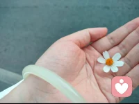 “心理学上有一个词叫'情绪劳动’-
就是你在别人面前保持稳定、温柔、耐心时，消耗的那部分能量。”

如果你今天觉得比平时累，很可能不是因为你没休息够，而是你一直在‘情绪劳动’:
回应别人、安抚情绪、维持体面。

今天可以试着少做一点情绪劳动，把那份温柔，先留给自己。”
我是桑暖，精神科临床经验。配图