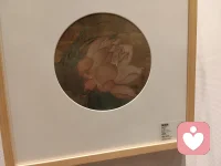 拖延“小鬼”
它很少是时间管理问题，多半是情绪调节问题。

拖延的本质，不是“我不想做”，是“这件事让我不舒服”——太难、太烦、怕做不好、怕被评判。

大脑为了逃避这种不舒服，选择了短暂的多巴胺：刷手机、发呆、收拾桌子。

所以骂自己“懒”是没用的。真正要处理的，是那件任务背后，你怕的那个东西。

我是桑暖，倾听师。如果你总在拖延中内耗，我们可以一起看看，卡住你的到底是什么。
