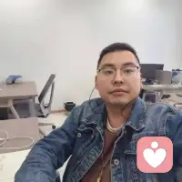 成年人的世界，连崩溃都是静音的

有没有那么一刻，明明心里已经翻江倒海，脸上却还要挤出笑容说“我没事”？

其实，脆弱不需要道歉，难过不需要理由。你不是不够坚强，你只是一个人扛了太久。

我是一名倾听师，不评判、不说教，只用心接住你每一份情绪。你的迷茫、焦虑、委屈，都可以放心交给我。你不必一个人硬扛所有情绪，我陪你慢慢梳理，慢慢安放。

愿所有情绪都有安放之处。💛配图