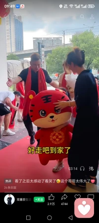 远嫁就是一场豪赌，哥哥不远万公里接妹妹回家视频，妹妹嫁错郎悔恨交加，哥哥一声欢迎妹妹回家，彰显娘家人底气十足，兄妹情深似海。借用一下图片，说明一件事。