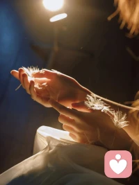 古代哲学家爱比克泰德讲了个公牛的隐喻：当狮子袭击牛群时，为什么公牛会意识到自己的力量，勇敢地站出来保护整个牛群？因为只要拥有力量，它马上就能意识到力量。很多人习惯了被安排、被否定，久而久之就觉得自己不行。这个隐喻提醒我们：力量一直都在你体内，只是你需要一个契机去意识到它。当你主动承担一次责任，或者勇敢地说出一次“不”的时候，你的内在力量就被激活了。
