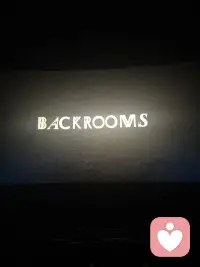 第一次在大银幕看A24的电影，“后室”是个很有趣的概念。在这个空间里，大大小小的门总是让人既害怕又忍不住探索。然后我们会静心倾听周边的动静，稍微有点声音就立马跑路。哲学家金维尔提出了个概念叫“界面”，说的是一个在互联网上被精心设计的交流空间，人们受困于其中，感到迷失，变得“不像是自己”。无聊是这位哲学家探索的课题。在这个时代我唯一感兴趣的是如何更好地与无聊相处，重建自己的主体性。因为我体验无聊的方式越来越单一了，手指在屏幕上划上划下却对什么都不感兴趣。