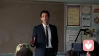 我一直都记得这部电影老师在课堂上说的话，他说：“为了保护自我，避免苦闷渗入我们的思想。我们必须学会阅读以激发想象力，培养我们的知觉和自身的信仰。我们需要这能力来保护和维护我们的心灵。”