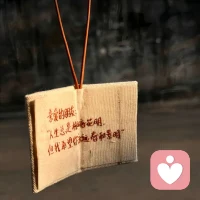 很多人问我，心理倾听师和心理咨询师有什么区别？
如果说咨询师是拿着地图带你走出迷宫的人，
那我更像是那个在黑暗里陪你坐着的人。

我不负责给你答案，
我负责听。
听你话语背后的情绪，听你未说出口的委屈。

营业中 🔛
如果你觉得心里堵得慌，却又不想麻烦身边的人，
在线（看到即回）。
别让烦恼过夜，我在这里。配图